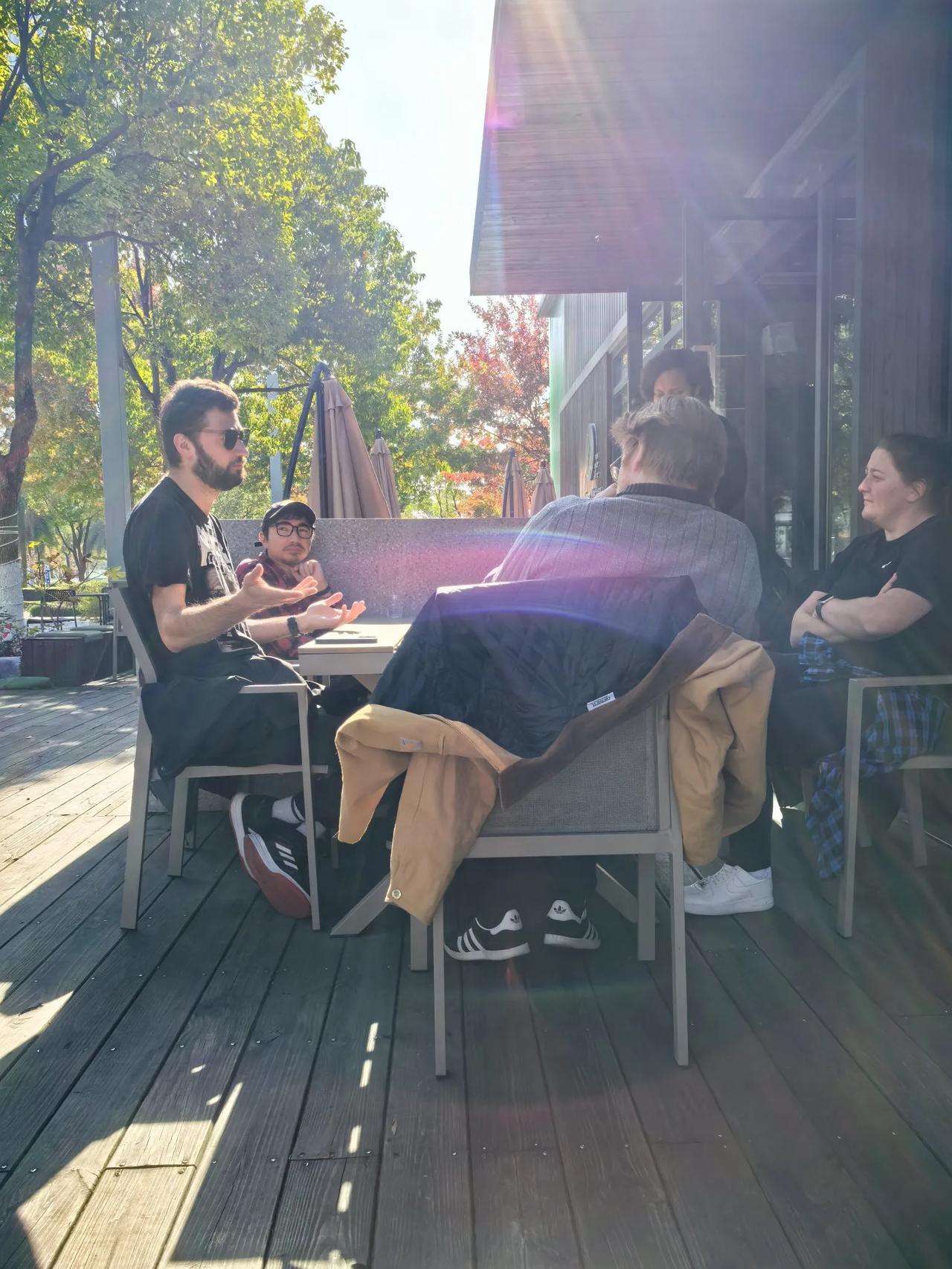 他终于找到了打开林肯人生密码的钥匙——忧郁。从这个特质切入，像是先给整幅画的创作