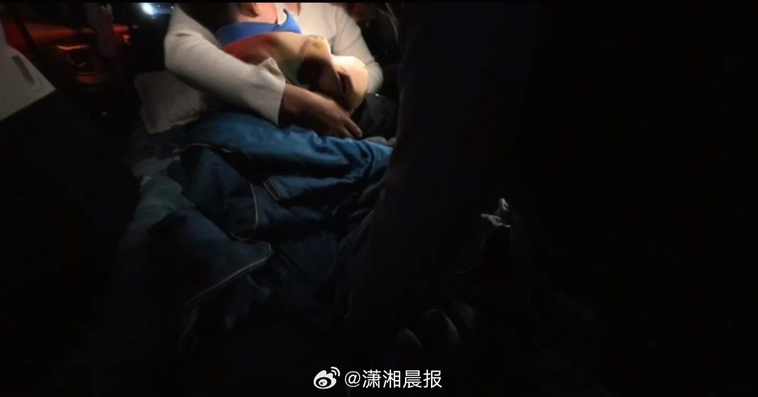 【#小伙夜行盘山路对向车上掉下个男孩#，#小伙回应行驶时对向车上掉下个男孩#】6