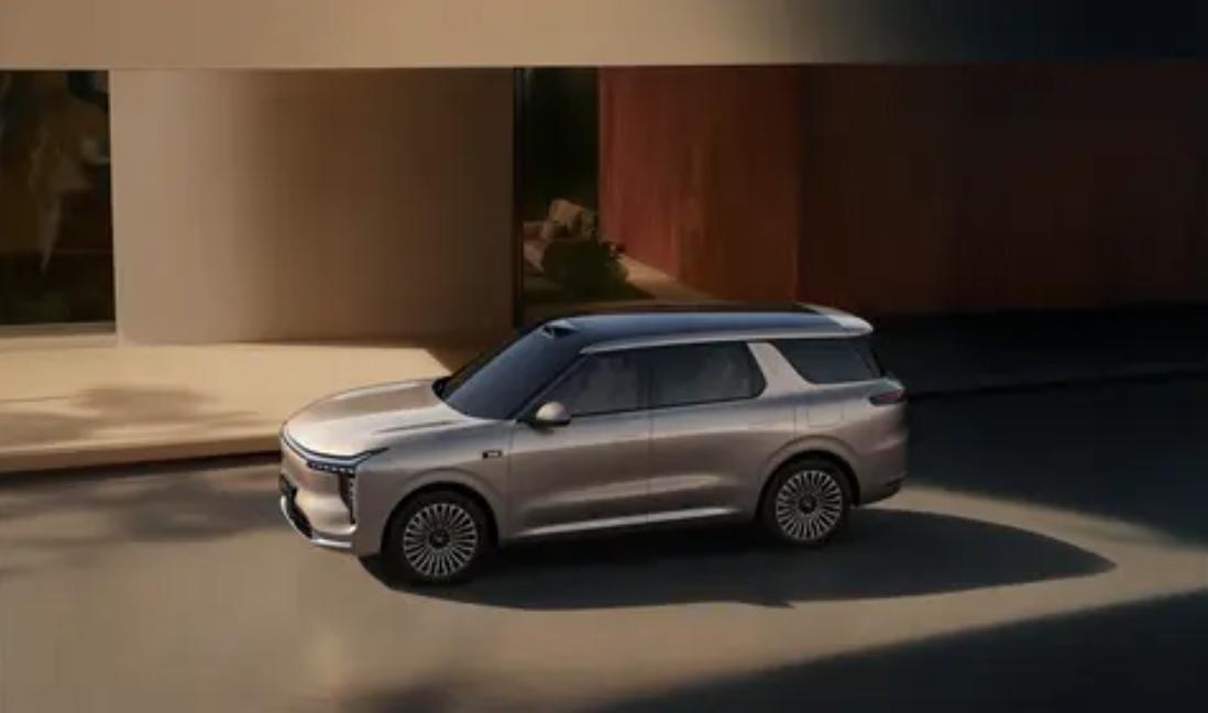 智己又整新活了，新LS8不叫汽车，叫超级智能体。

既然敢叫这个名字，智能化层面