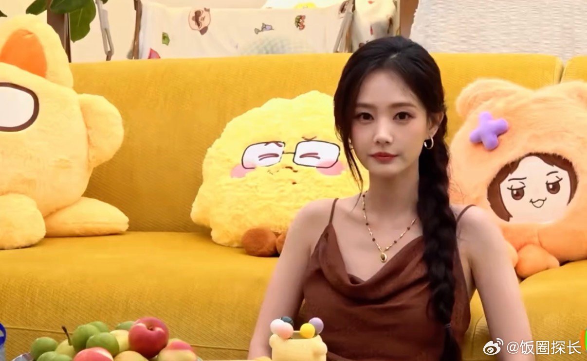 李一桐近视眯着眼睛认出田曦薇李一桐田曦薇原来你们还认识 近视自带好友滤镜！李一桐