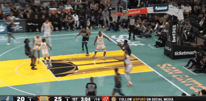 #唐斯空篮三不沾# 唐斯抽象黄油手，唐斯接球上空篮直上直下不沾框。 #森林狼vs