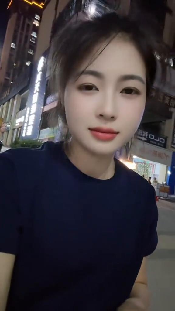 先低头赚钱，再抬头选路。钱一定要挣，人这辈子大多时候都要靠钱保住脸面。什么都能丢