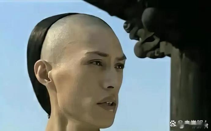 靳东的古早照片被扒了出来，年轻的时候也太难看了吧，面无二两肉，尖嘴猴腮的。但是人