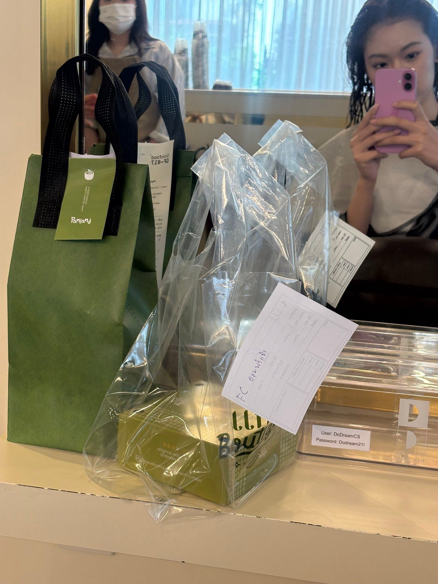 奥推特转发炸妹今天遇到了一件可爱又完全没想到的事情🥺今天去做头发，正在躺着洗头