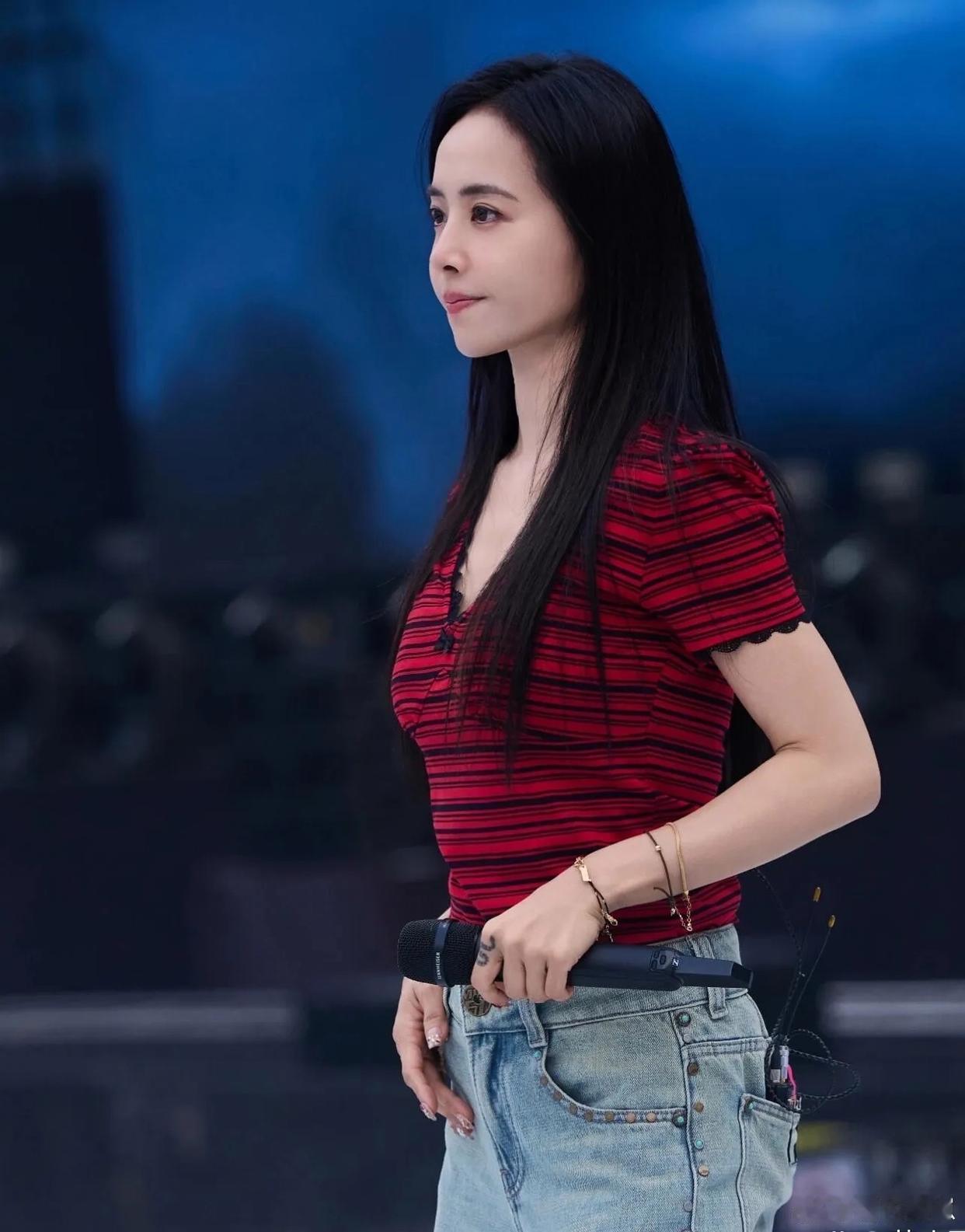 蔡依林这套穿搭直接戳中我，V领花边条纹衫搭配水洗阔腿裤，这套搭配火爆全网 