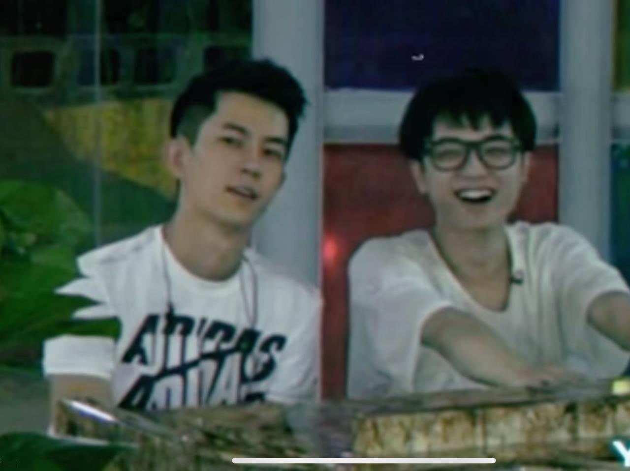 花花和蒙蒙的友情真的太好了，

虽然两人在快乐男声中同为选手，存在着竞争关系，但