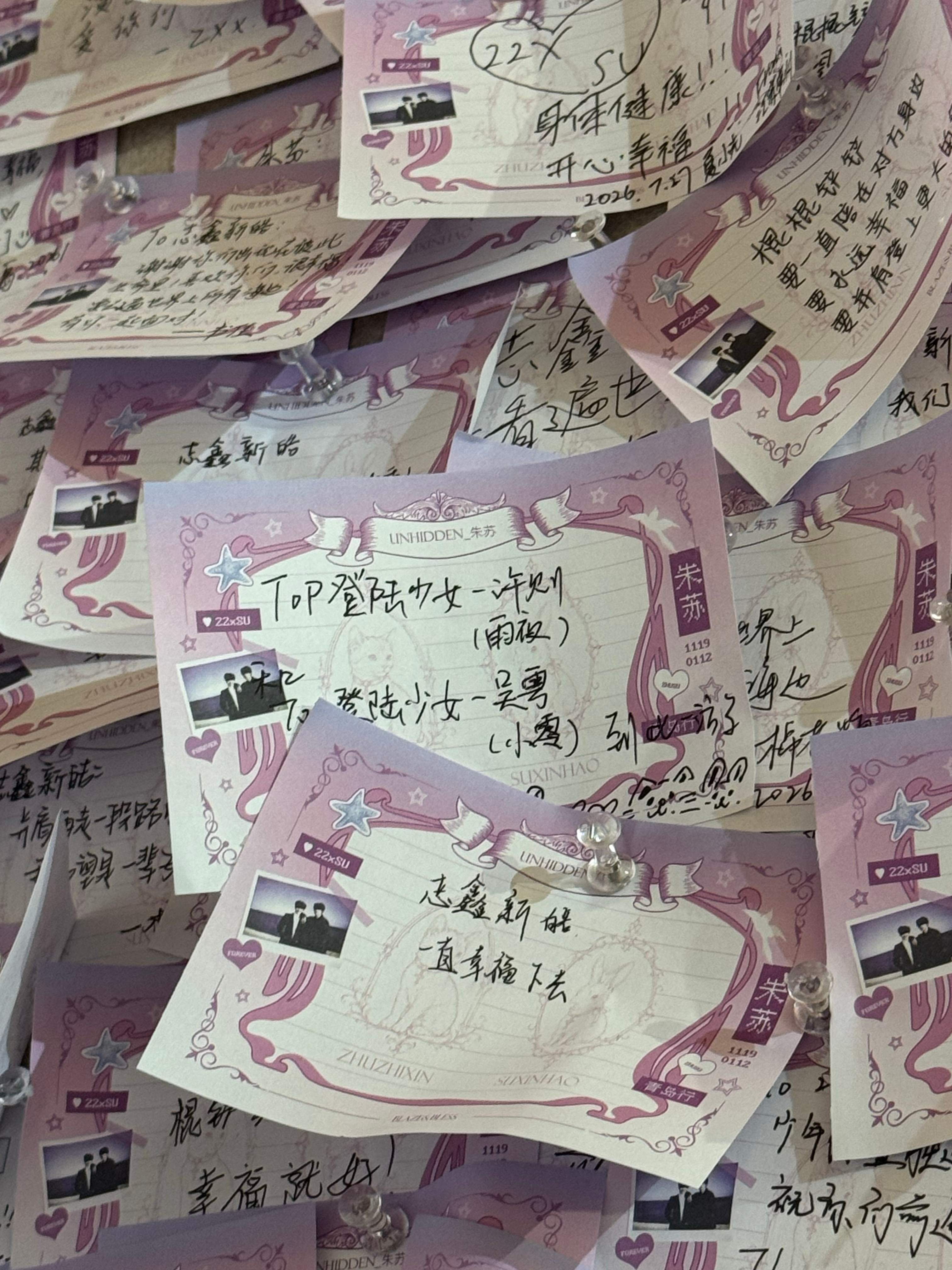 这几天我真的是痛苦死了，但是现在翻相册翻到这些我就一直在哭去线下真的好痛苦但二周