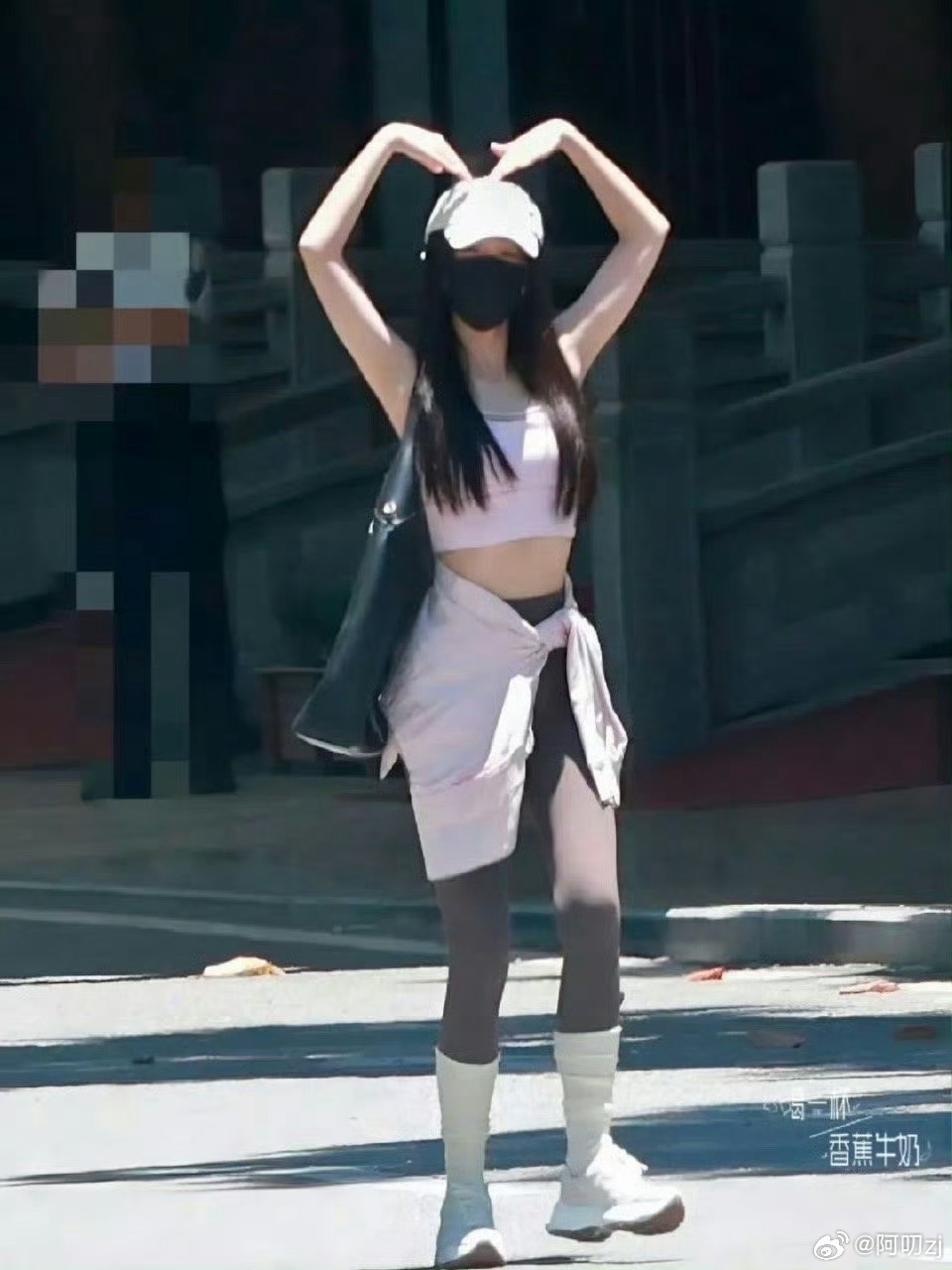 虞书欣这个比例绝了 是谁被书欣宝宝的机场私服狠狠惊艳到？头小脸小就算了，肩颈线条