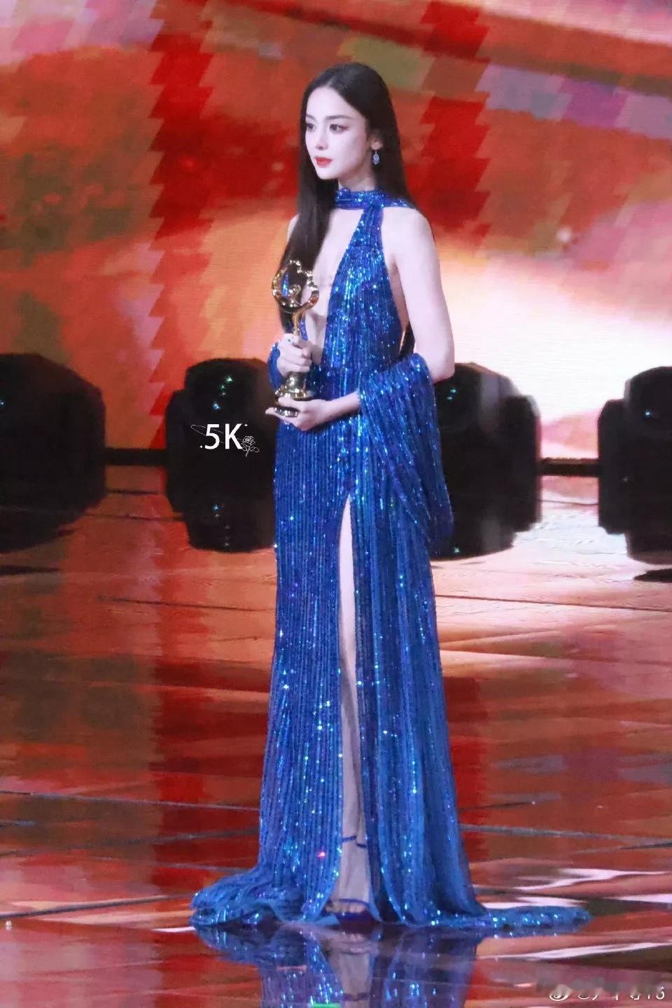 娜扎是现在内娱最美的红毯女星，这样讲没问题吧？我自己觉得没毛病，而这几天她在微博