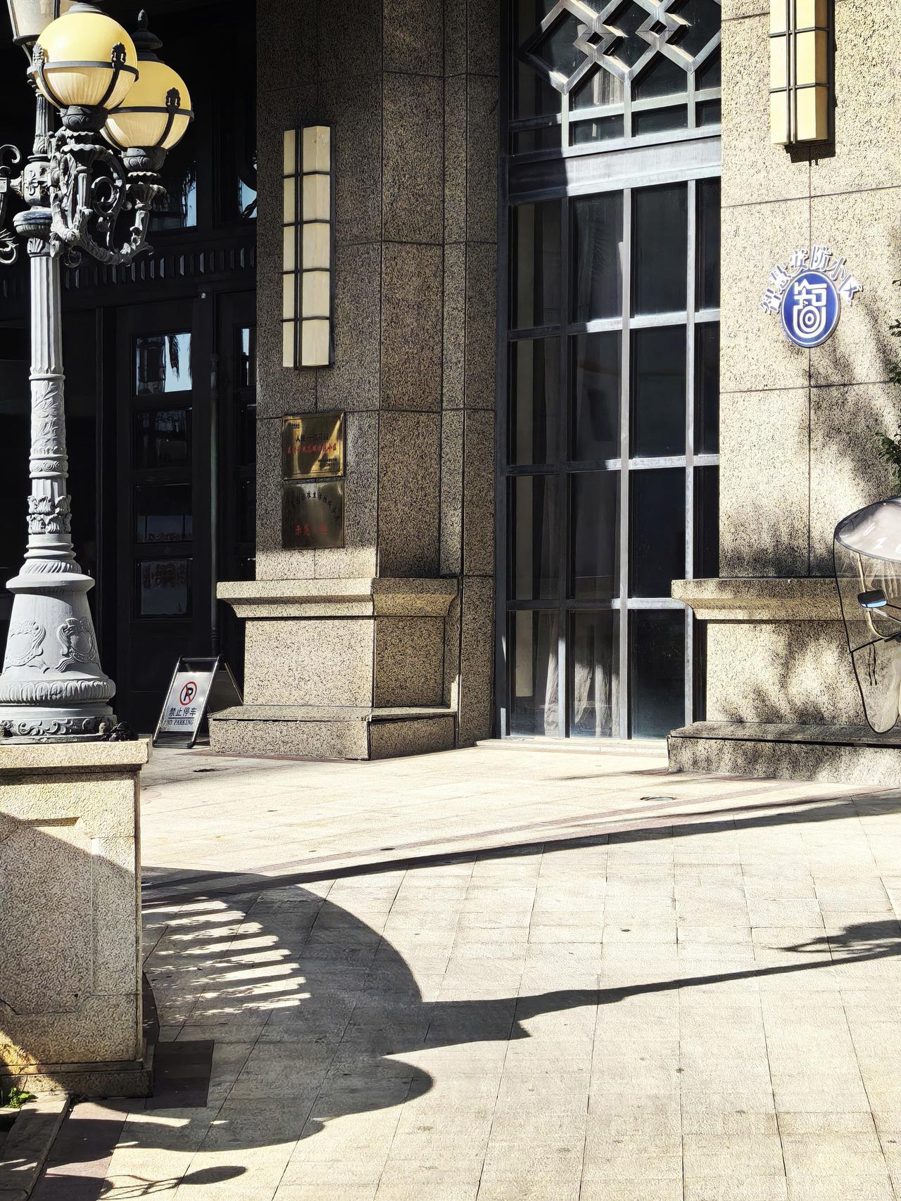 中午去友人家蹭饭，发现他“温柔又贤惠”，变了个人似的。
上个月，他妻子生病住院，