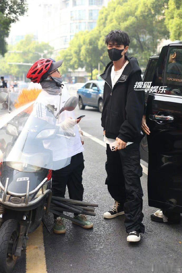 #秦霄贤现身了##秦霄贤还没回应# 昨天，前女友曝秦霄贤在恋爱期间出轨，秦霄贤到