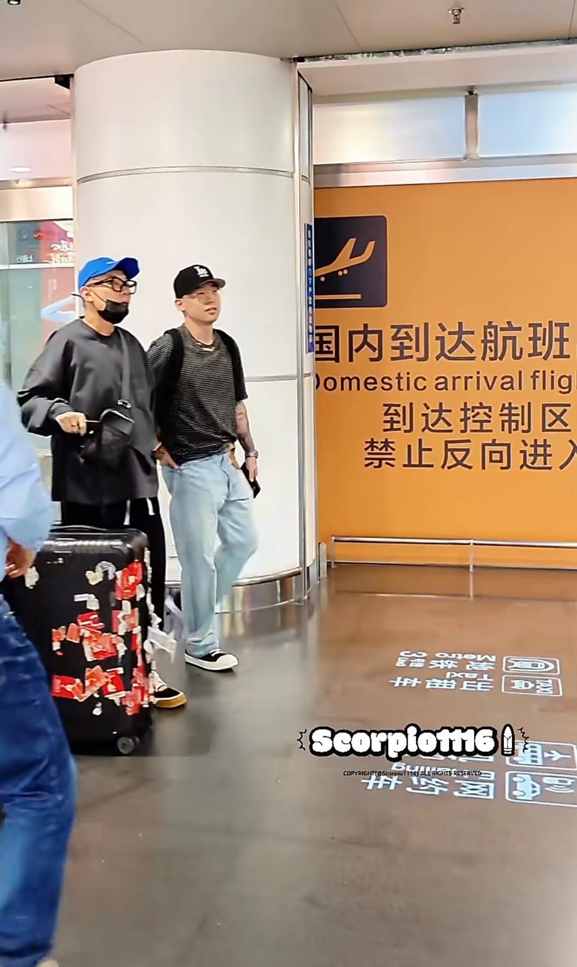 真来了🔥弹壳和Mai抵达《巅峰对决》录制地点！弹壳 cr：水印 