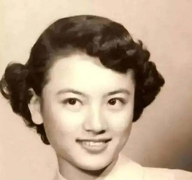 1970年，陈独秀58岁的女儿陈子美身绑5个空油桶，带着小儿子偷渡香港。9个小时