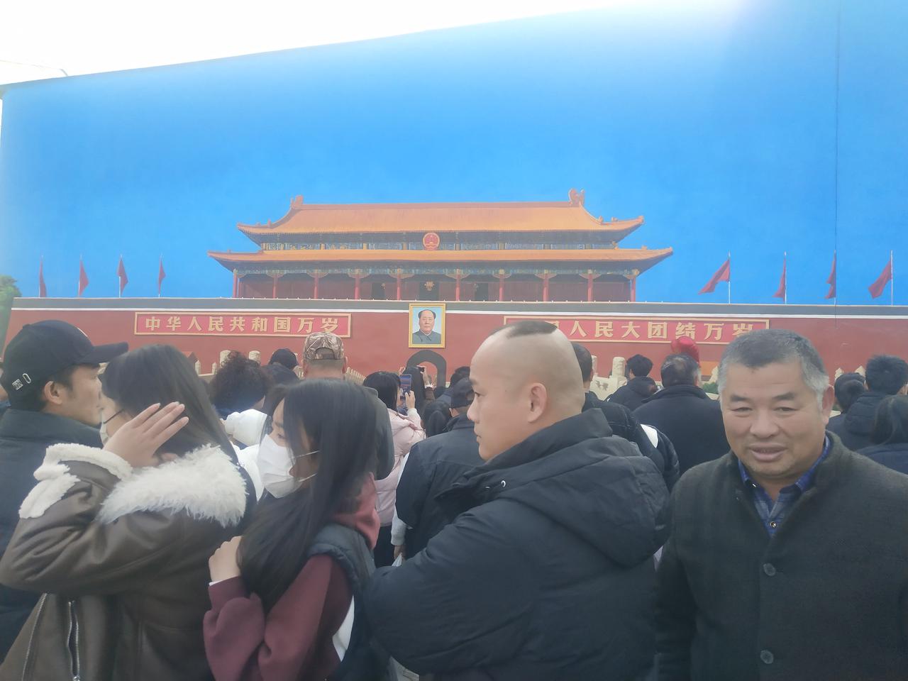 过年也没有这么热闹，这个村就这样火了，因为几幅画。
看看这几幅画，竟然每天招来上