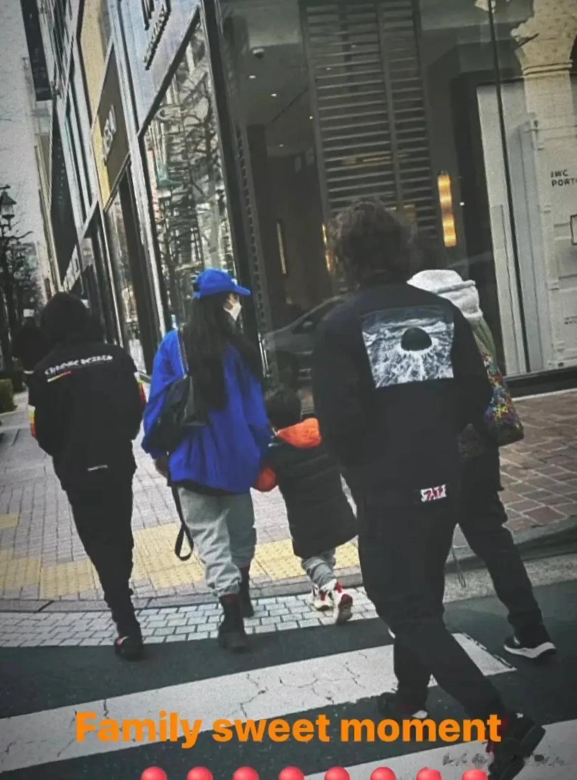 2月14日，某八卦媒体在社交平台上展示了张柏芝带着三个儿子滑雪的画面，这也曝光了