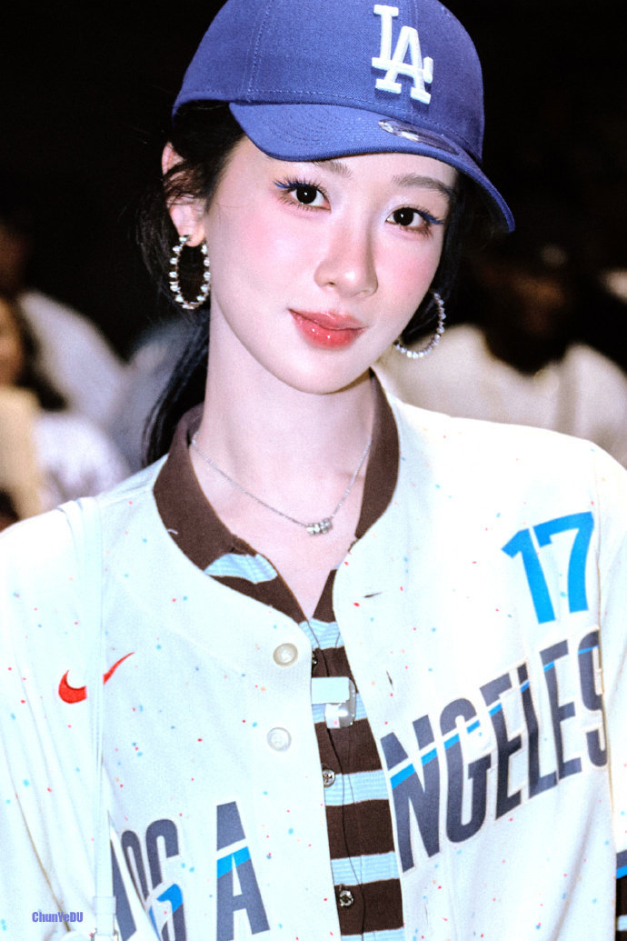 杨紫玉兰花开君再来 💜杨紫董竹君 凌晨四点钟，我看见海棠花未眠。总觉得这时，你