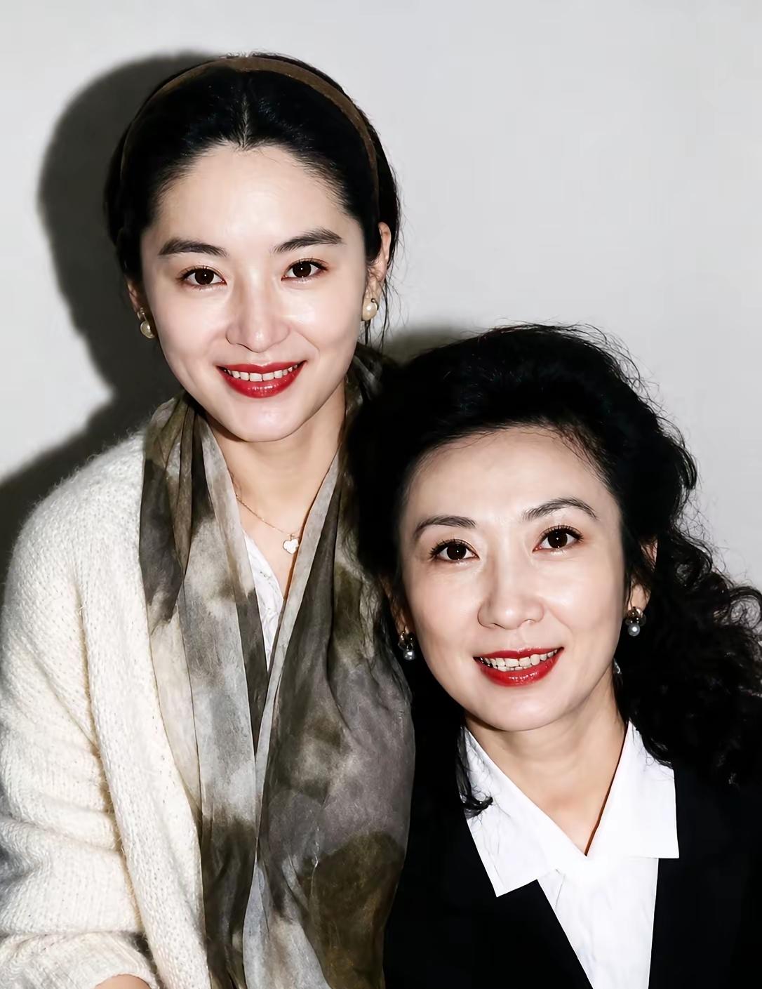晒图笔记大赛谁能认出林青霞身旁这位美人是谁？同为风靡一个时代的绝代佳人，无美颜原