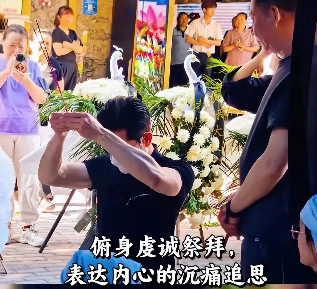 近日，方媛外公离世，郭富城陪着她回安徽老家奔丧。两人一前一后现身，郭富城还牵着外