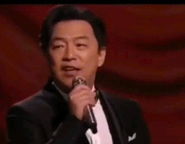 演员黄渤骑车摔倒骨折住院，本人回应：用自己的锁骨换了个提醒…