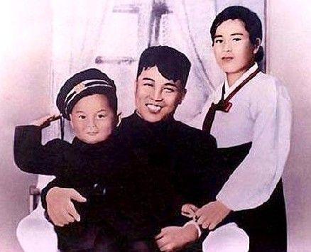 1949年9月22日，金日成发妻金正淑病危，金日成开完会马不停蹄赶到医院，就在他