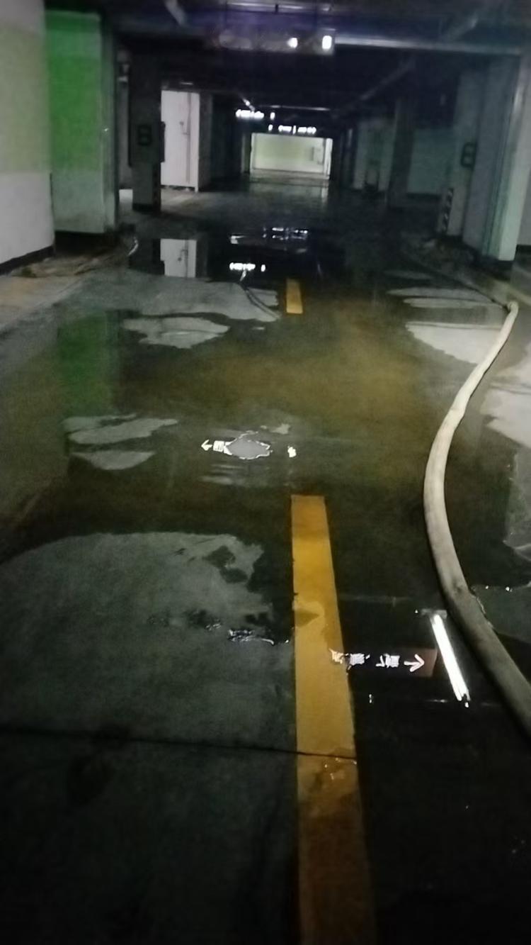 🚧 问题现状：渗水顽疾为何难治？

综合各地案例，地下停车场渗水问题通常陷入“
