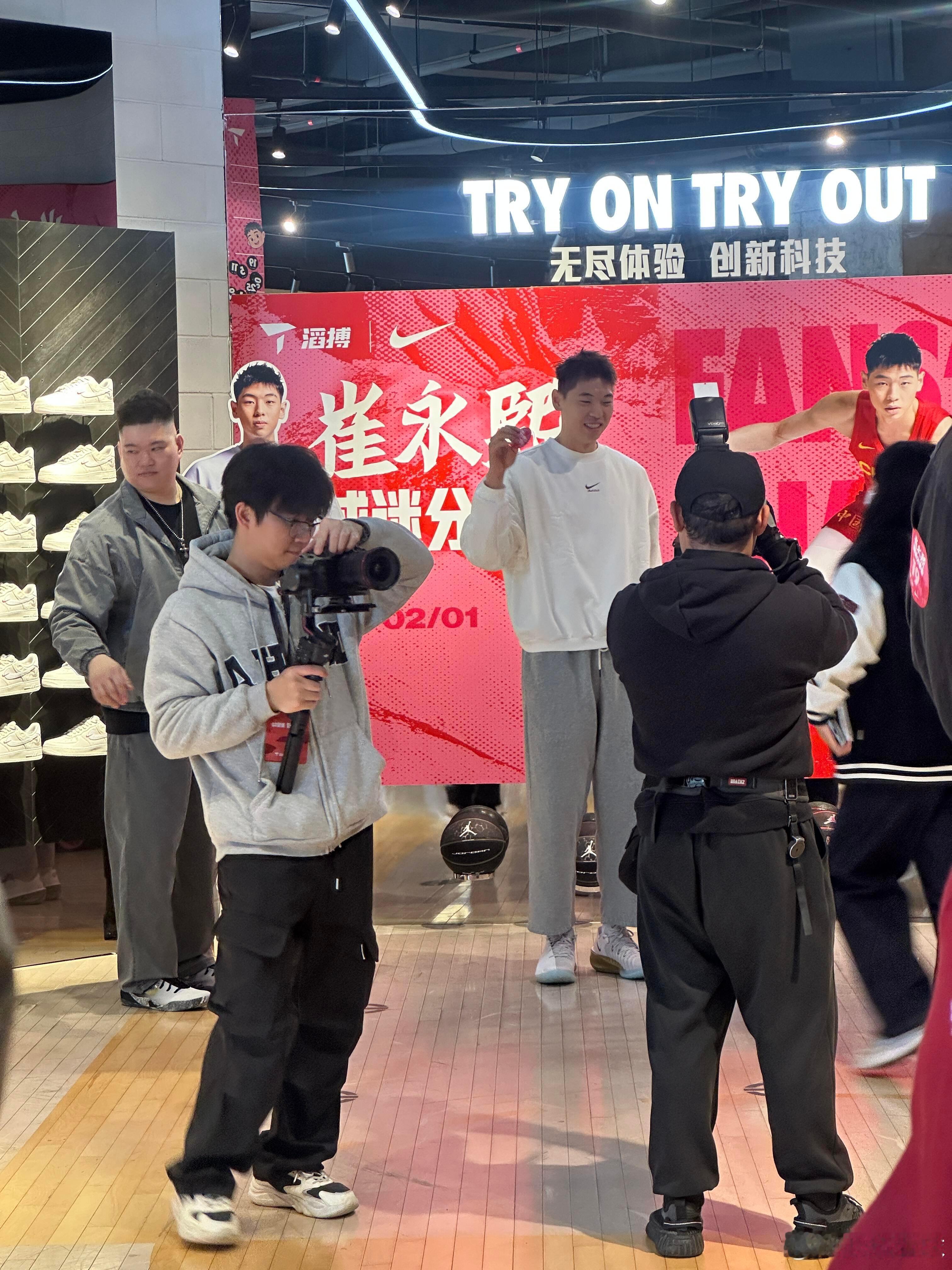 崔永熙最新动态，现身东莞汇一城参加球迷见面会活动，近距离和球迷互动，此前小崔采访