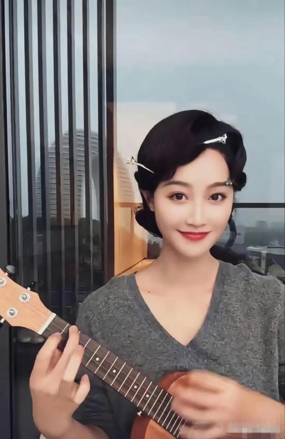 蓝盈莹真是逆生长啊！小脸越来越精致迷人！
之前听说她为了改变悲伤唇，咬了一年多的