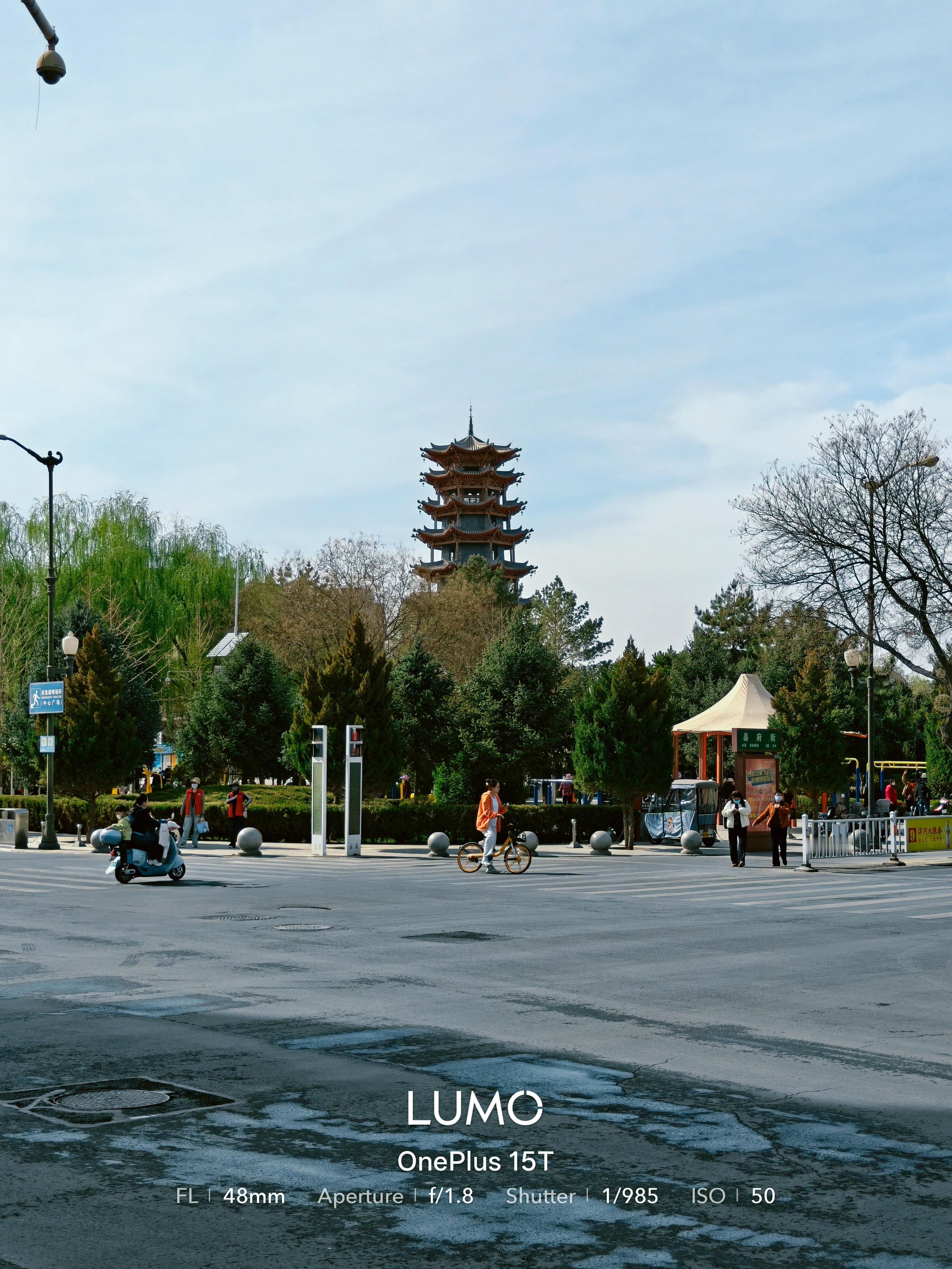 很多小伙伴只知道一加15T是款小屏性能旗舰，其实影像方面也有一手～拥有85mm黄