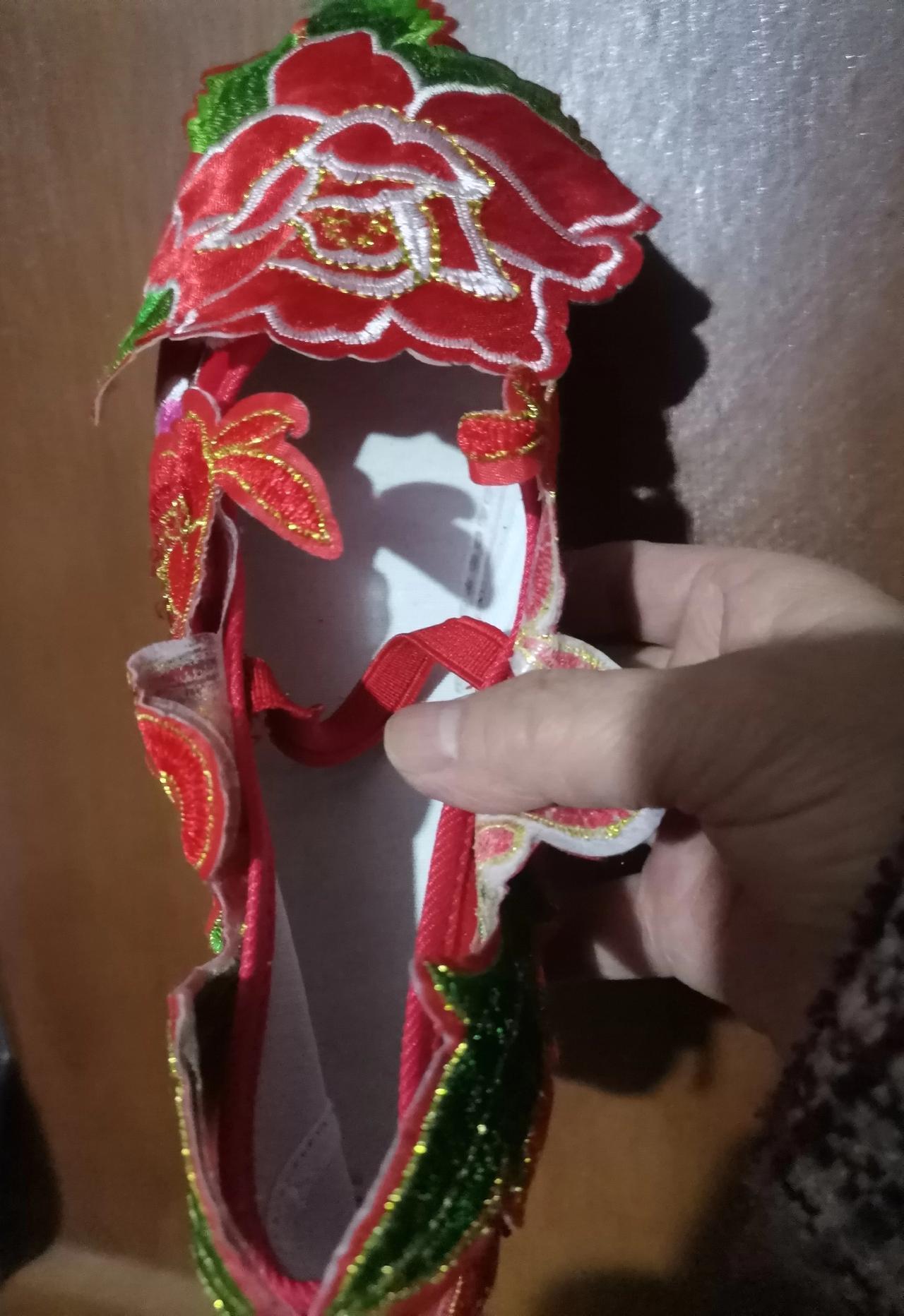 收拾房间发现还有一双绣花鞋，感觉太花了，撕下那个花边，是不是比之前好看点？