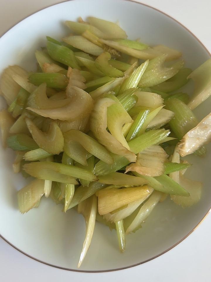 刚烧芹菜自己做菜卫生，天天去饭店吃饭吃得太油腻了