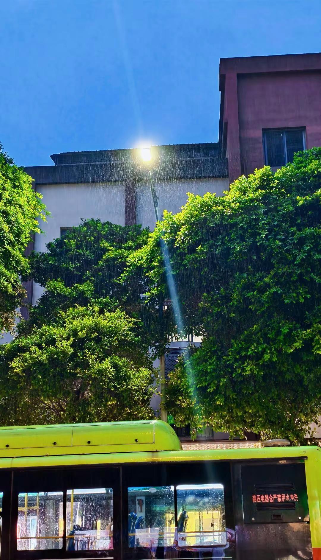 宜宾这个雨就跟包月了一样  能不能下点到自贡  泸州  重庆去  实在不行下去云