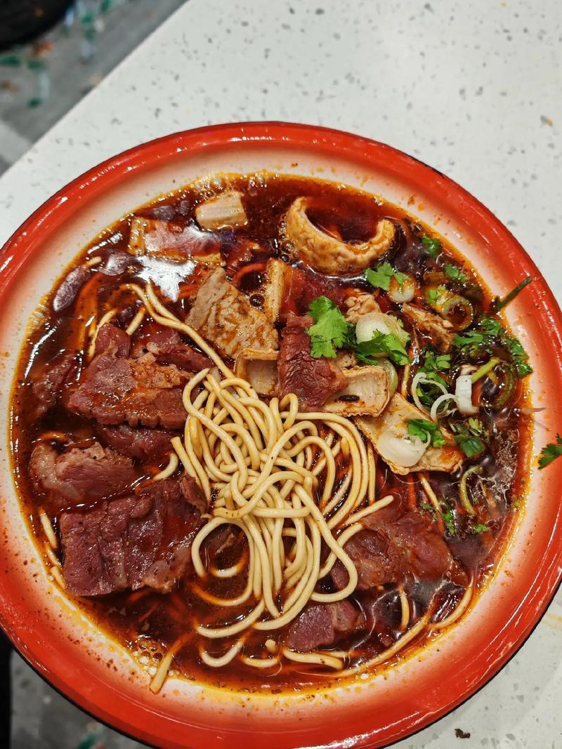 襄阳人不管走到哪里，最想念的是牛肉面，这是因为生活习惯和地域文化的沉淀。
 
一