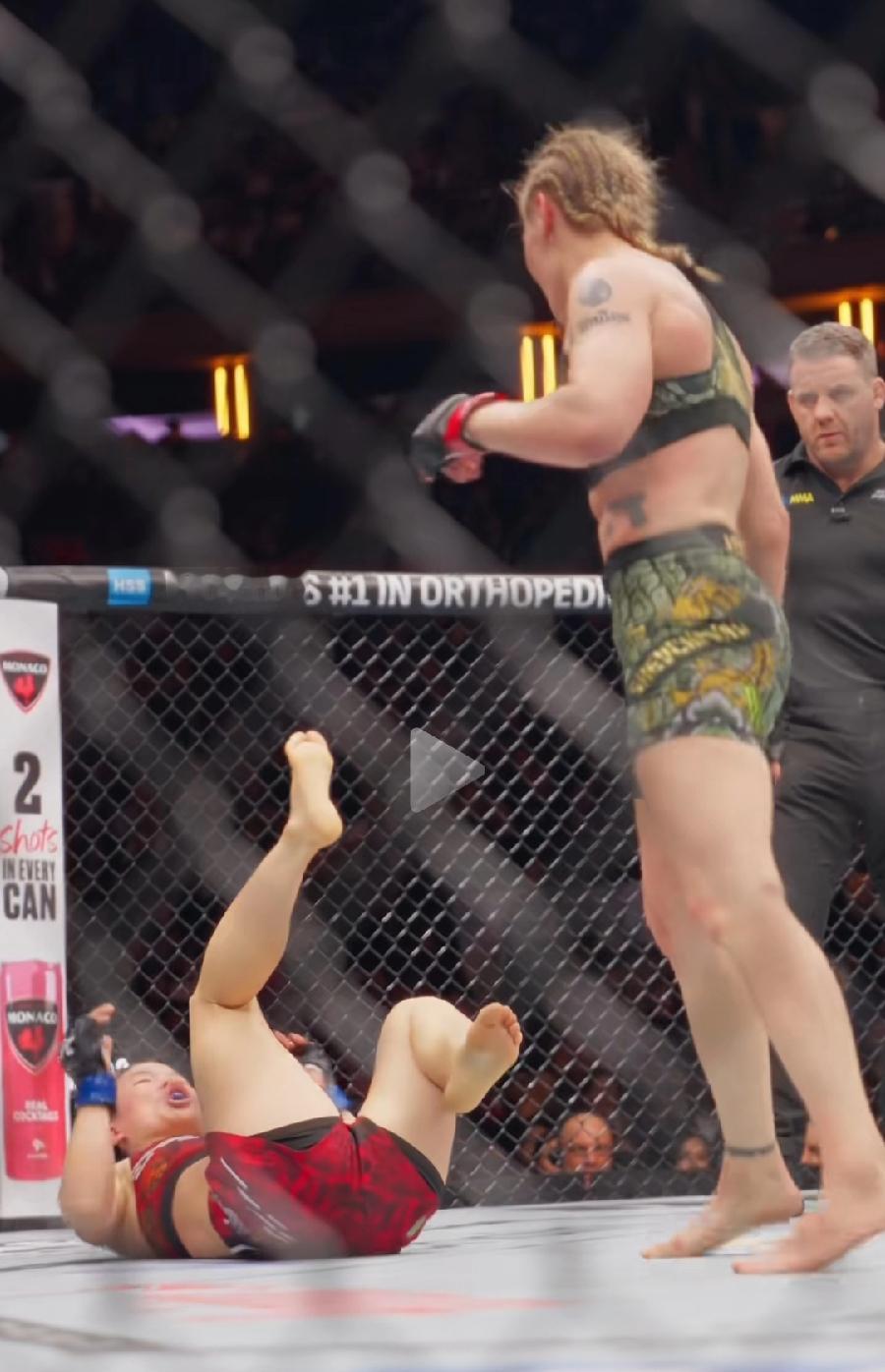 看张伟丽输了躺地挣扎，心里真不是滋味！对方还是女洋人！张伟丽表情痛苦，不甘认输，