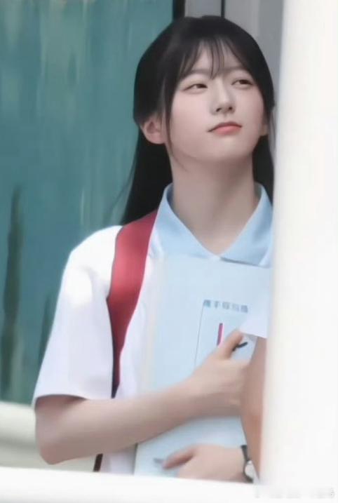 校园戏的路透里，齐刘海带着浓浓的校园气息。包上恩的样子，像从校园漫画里走出来的，