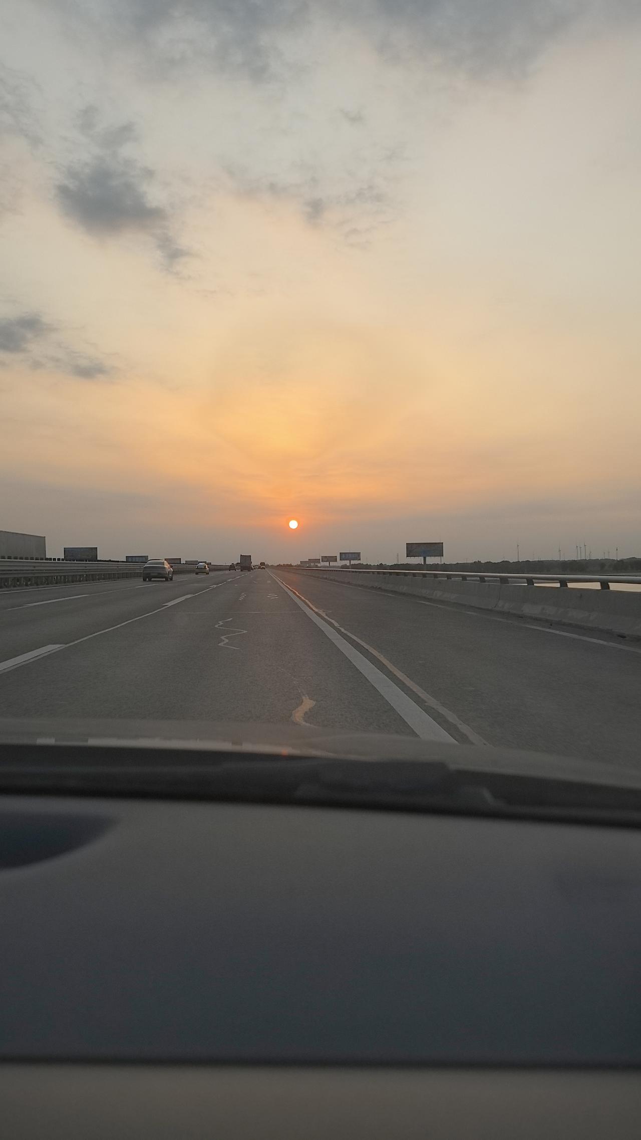 这条路我走了无数遍，每一次都藏着新的期待，是妈妈在厨房飘出的饭香，也是爸爸那句“