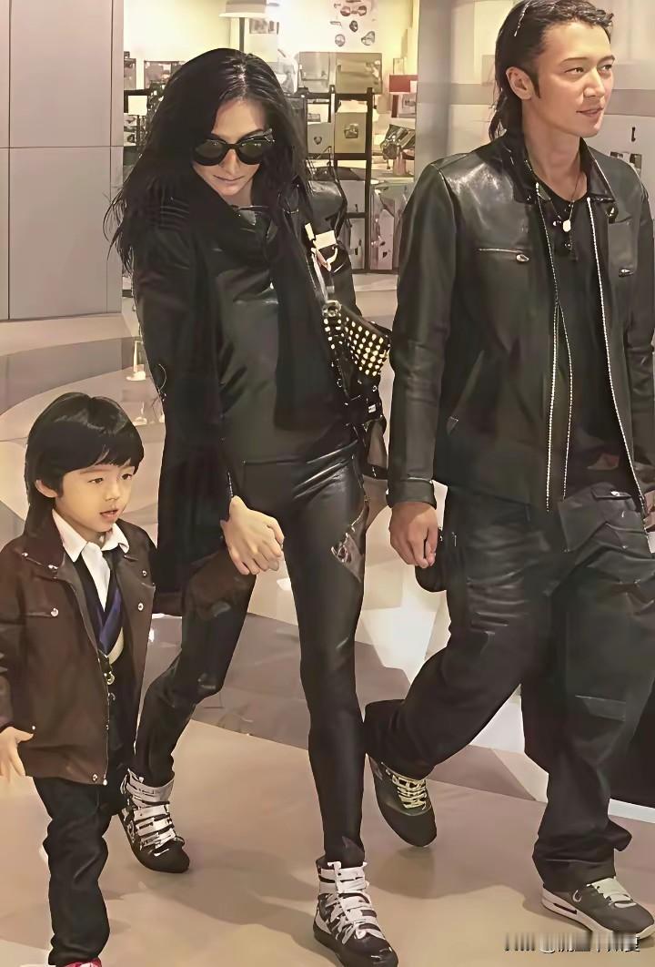 这张旧照真是时代的眼泪！

当年谢霆锋和张柏芝带着儿子Lucas走机场，那画面简