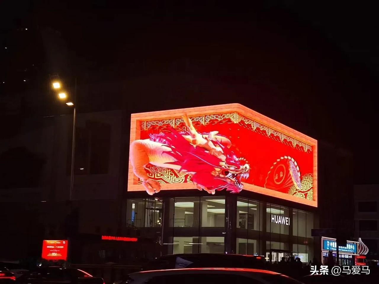 哈尔滨中央大街，这个十一假期最火的歌曲就是周深演唱的《灯火里的中国》，最美的景象