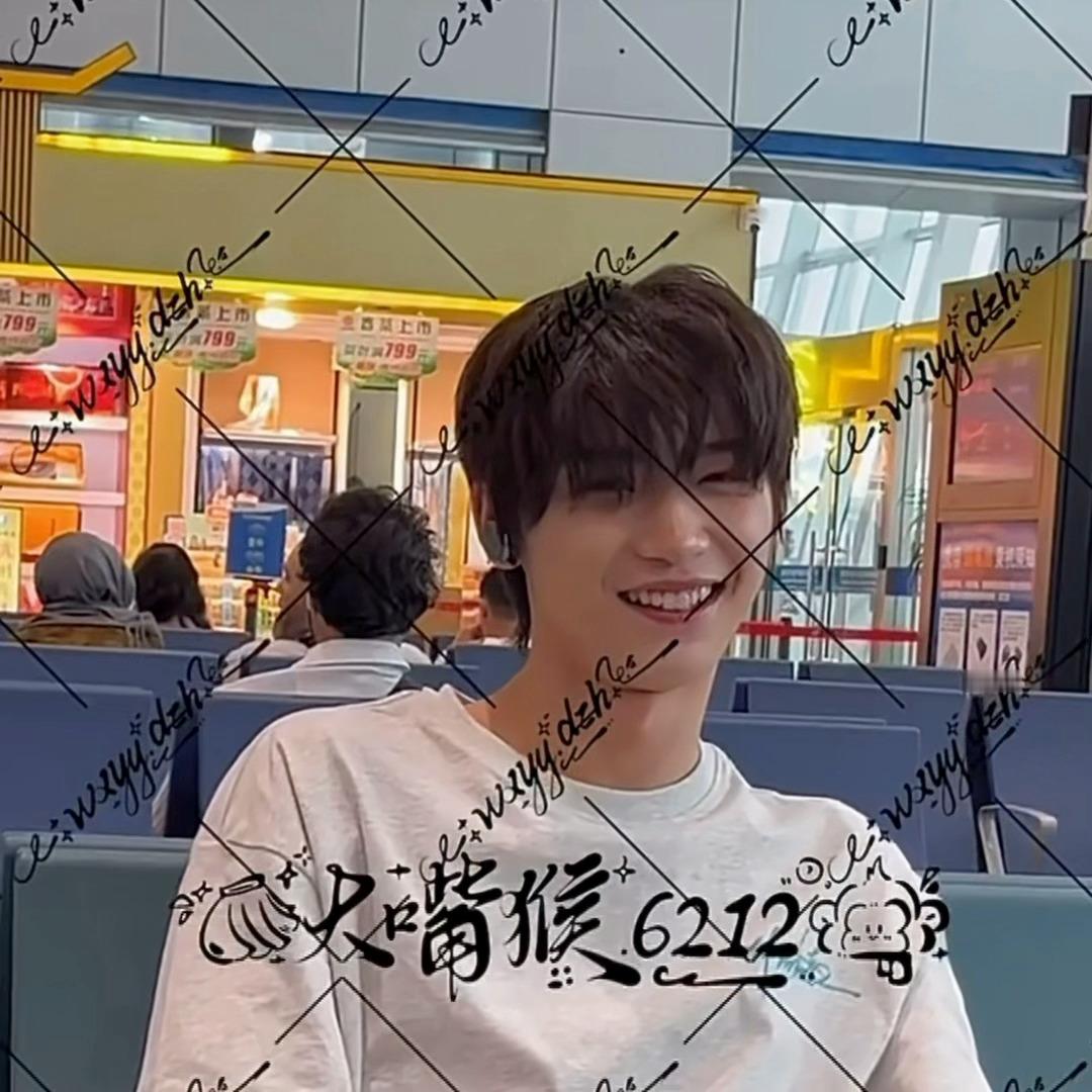 在老尿说完“xqx当然是不会变啊”后朋哥：“啊哈哈哈哈哈哈”皱眉 笑➕摇头表情好