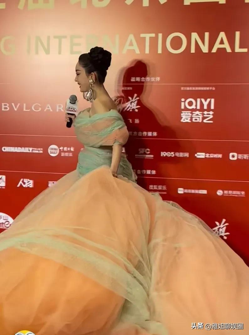 近日娜扎参加某活动现场，一袭莎质大蓬连衣裙，裙摆超大，要有人帮忙托着。我个人觉得