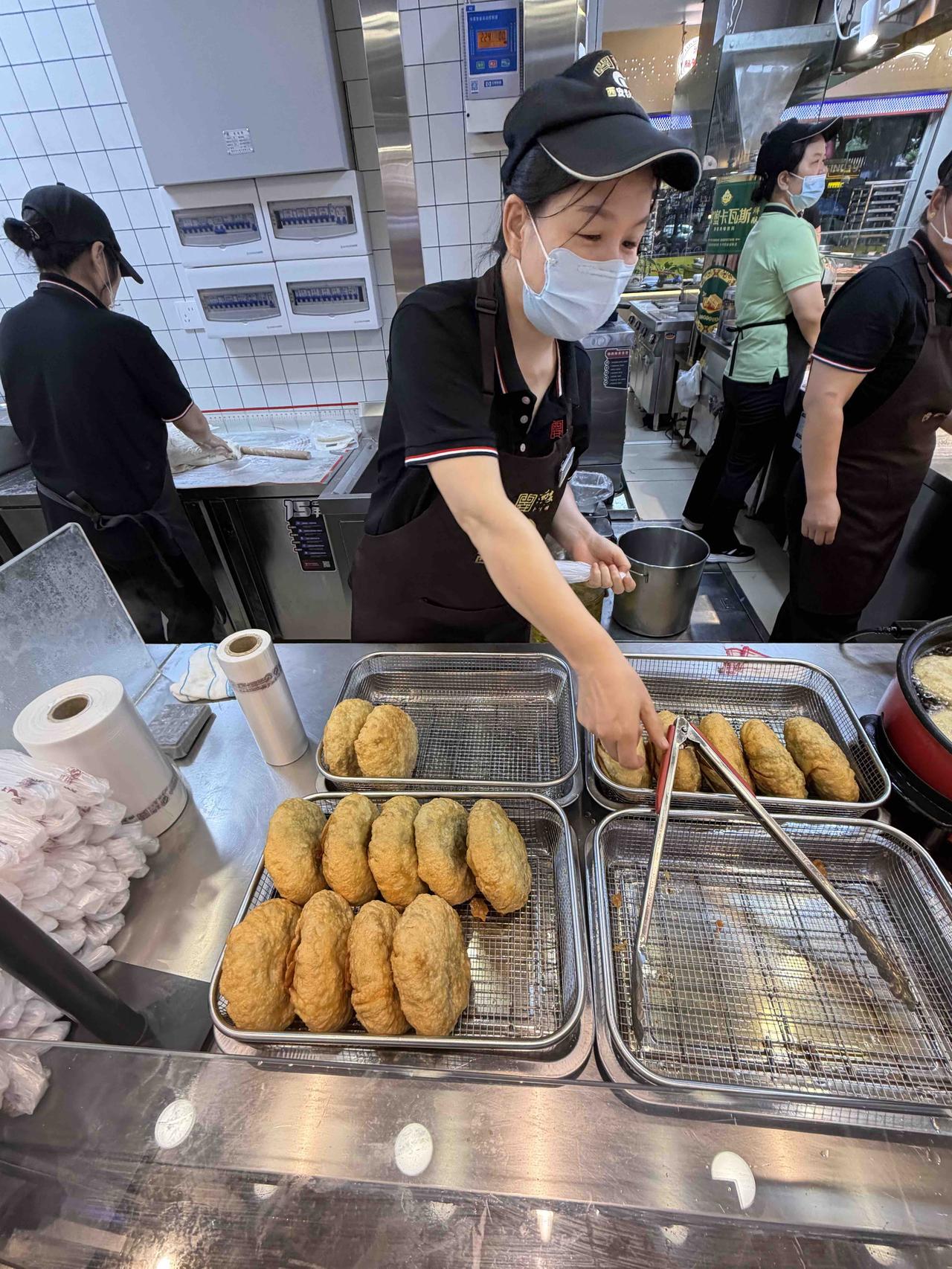 昨天上午，我去西安秋林公司李家村店吃饭，先买了一个小木菜盒！
这是我多年，来此吃