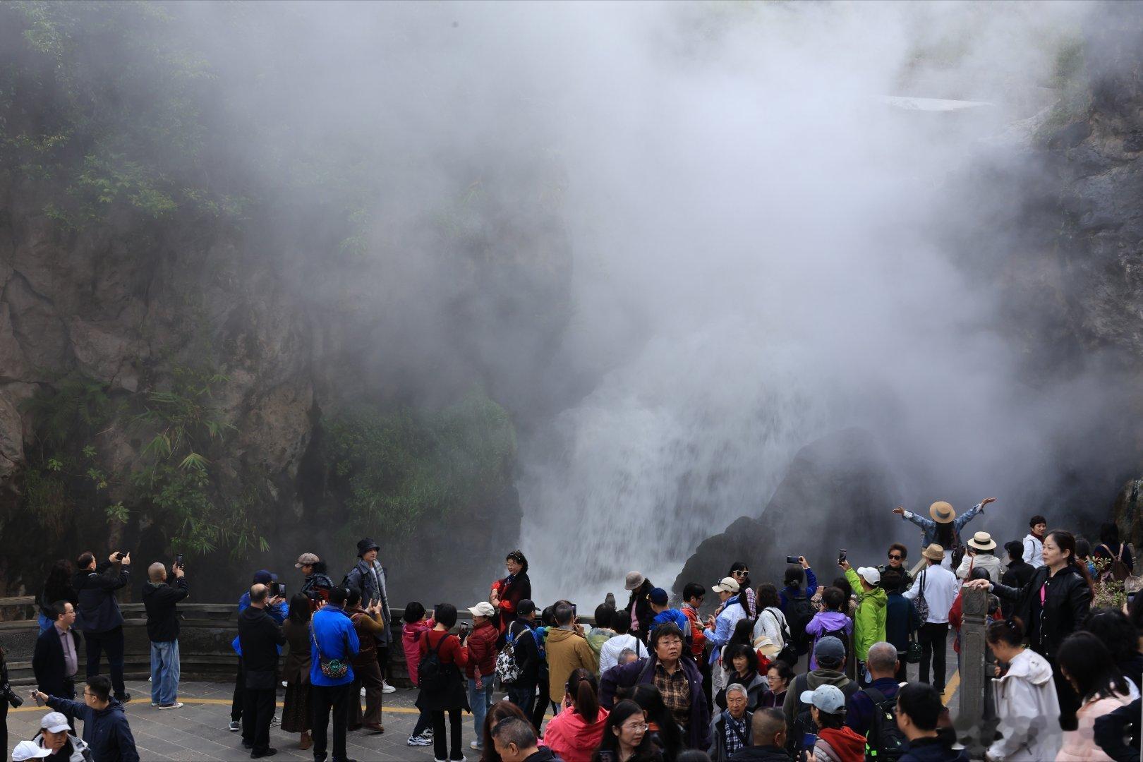来腾冲热海大滚锅，感受大自然的神奇魅力，见一见云南十八怪之鸡蛋用草穿着卖 