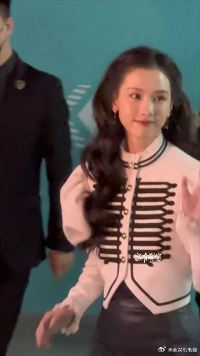 鞠婧祎追剧团生图陈都灵追剧团生图鞠婧祎陈都灵《月鳞绮纪》追剧团生图来啦，好美好萌