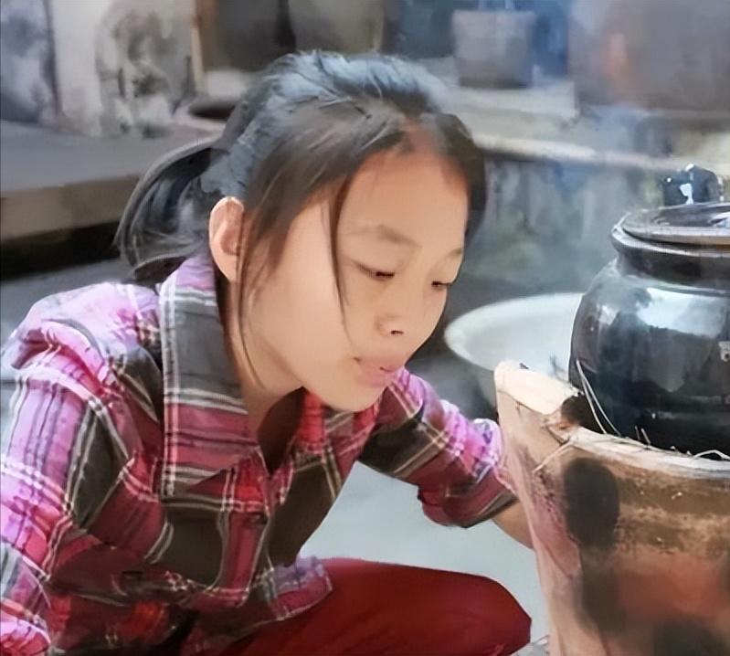 1992年，新婚夜，瘫痪新娘被丈夫抱上炕，谁知，到了半夜，她猛地惊醒，原来是听到