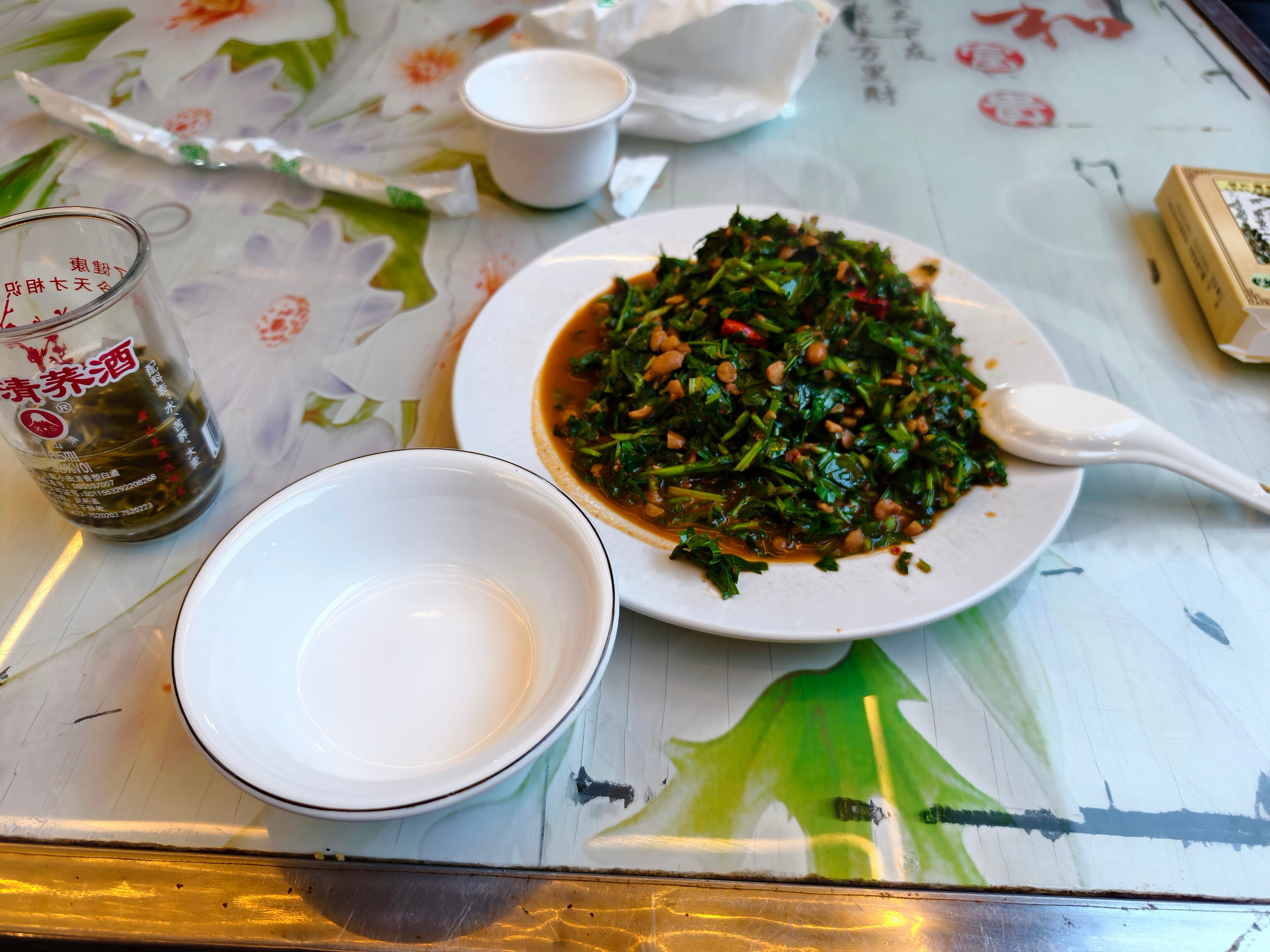 今天在巍山古城吃晚饭。点的这个是野菜，味儿很特别，闻起来是有点酸臭的但是吃起来略