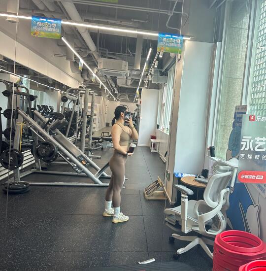 忘记收肚子了，能看出我有点中缝吗