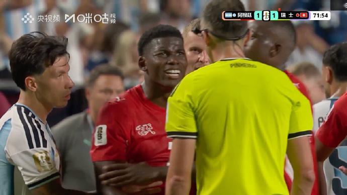 【FIFA回应恩博洛第二黄：假摔，VAR经审查后推翻帕雷德斯黄牌】阿根廷vs瑞士