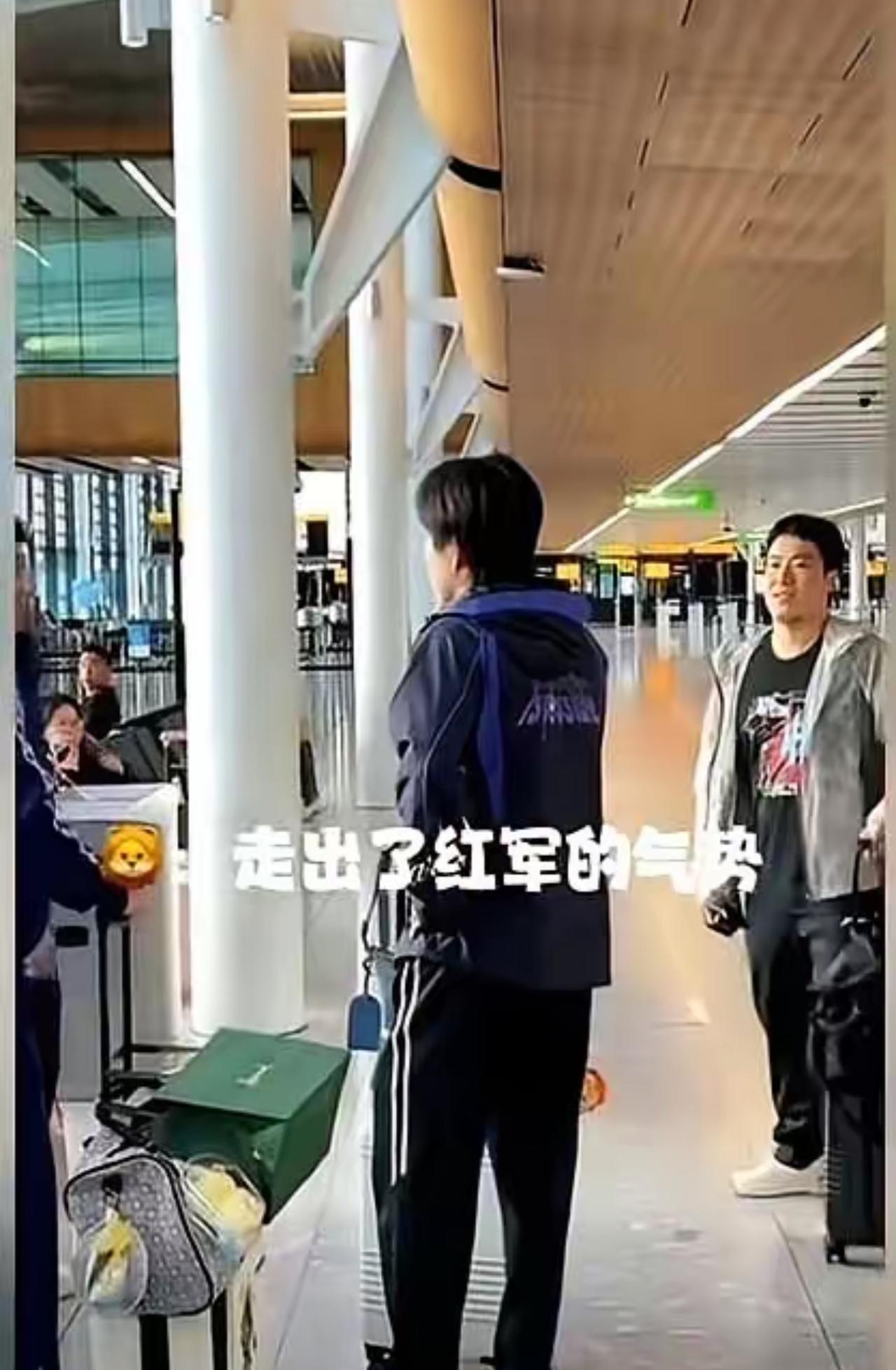 笑不活了！王楚钦机场一句话拿捏梁靖崑，1米8大哥秒变乖宝宝

王楚钦在机场，当着
