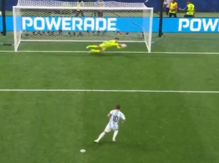 梅西再丢点球 距离上一次小组赛丢点球之后，今天再次丢点，埃及门将舒贝尔贡献神扑救