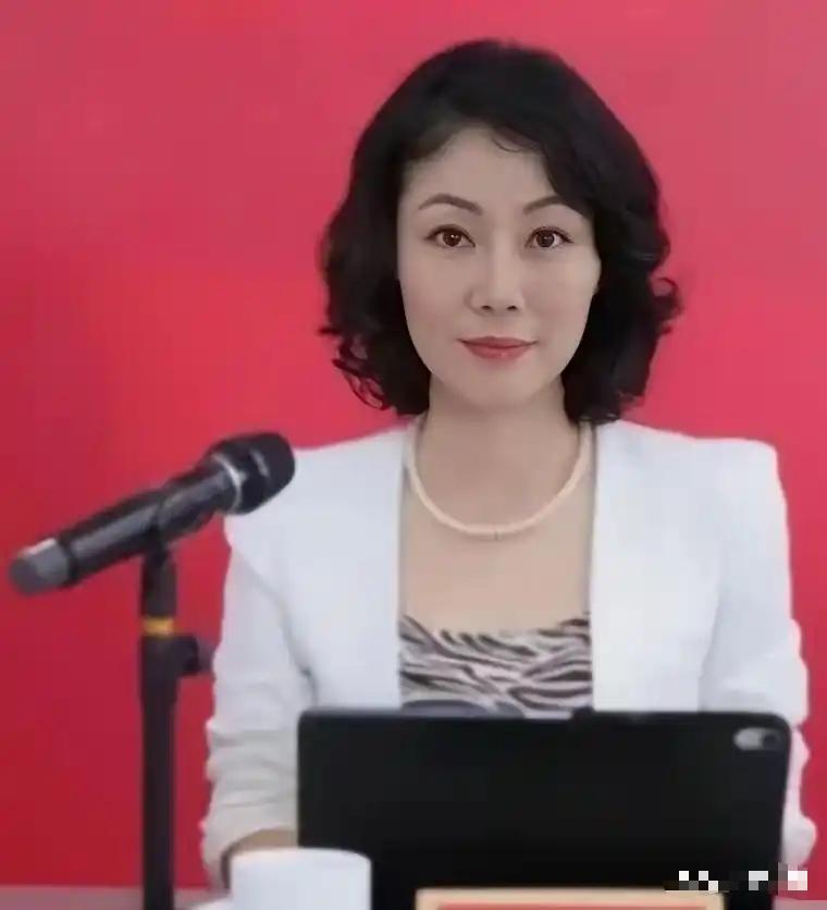 [太阳]中国最贵的女秘书：年薪849万，虽已年近50岁了，还像个少女。这位女秘书