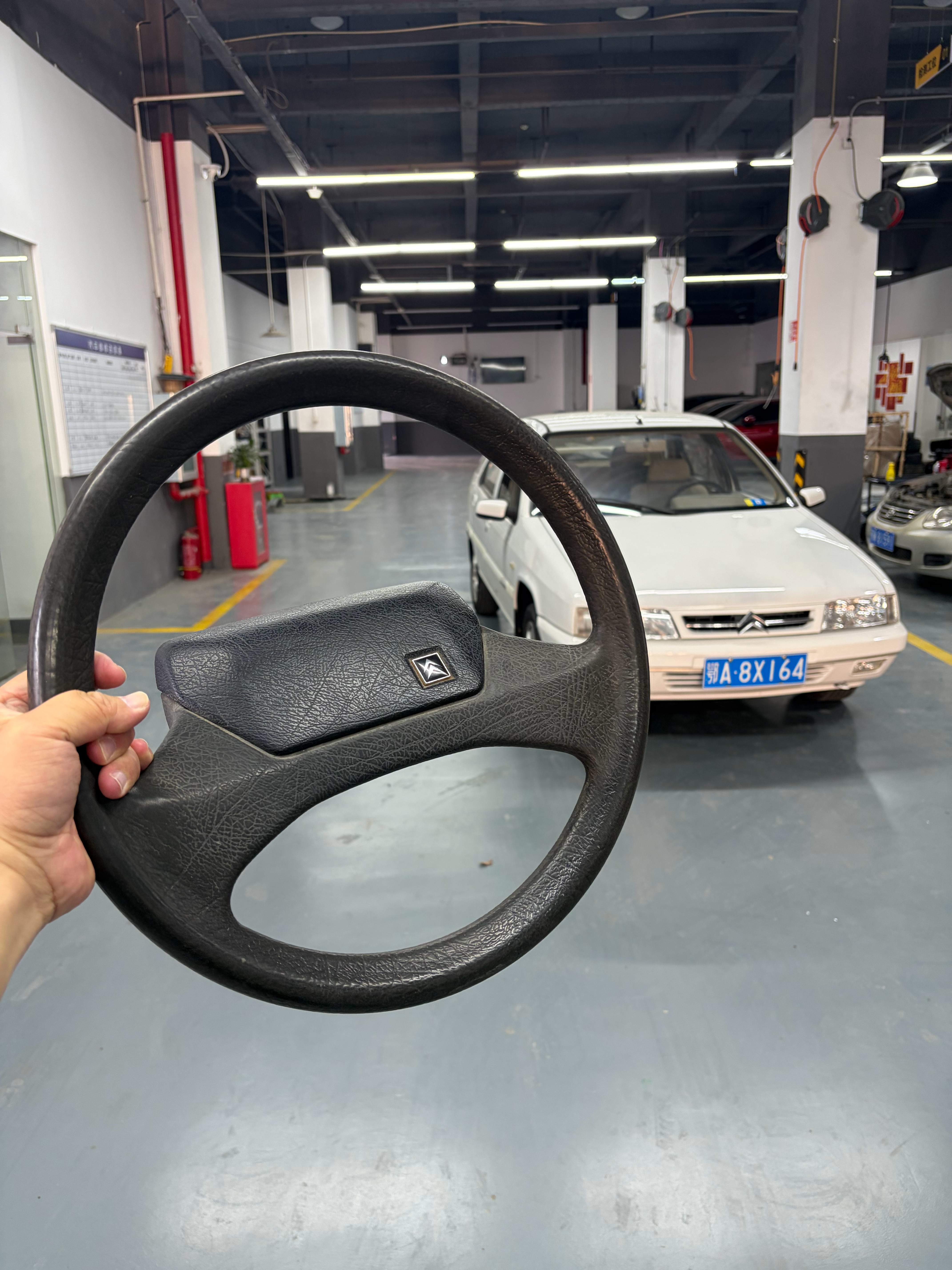 方向盘到了，成色还可以啊，正常使用痕迹，但没有破损和划痕，现在准备换上。 